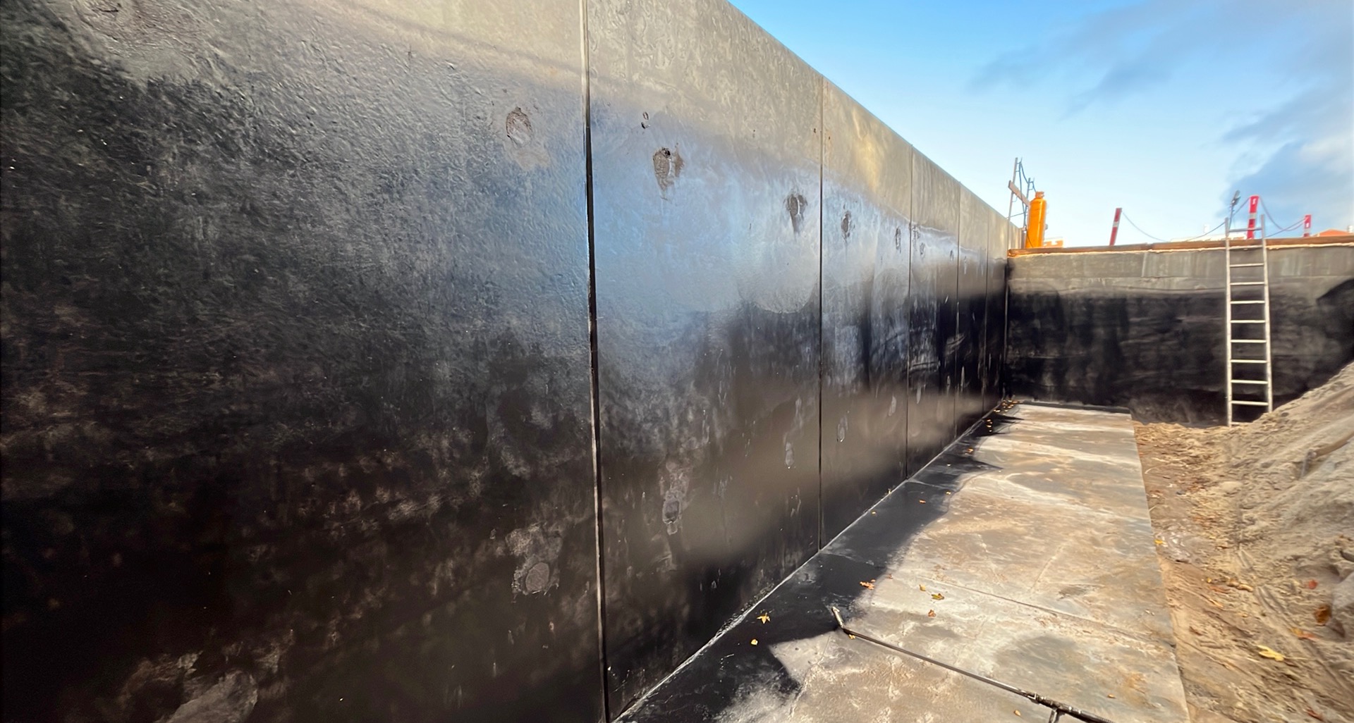 Dyb kælder-trench med membran installation